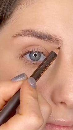 Quick Eye Makeup, Makeup Hacks Videos, Membentuk Alis, Bentuk Alis, Mekap Mata, Eyebrow Makeup Tutorial, Eyebrow Hacks, Beginners Eye Makeup, Eyebrow Makeup Tips