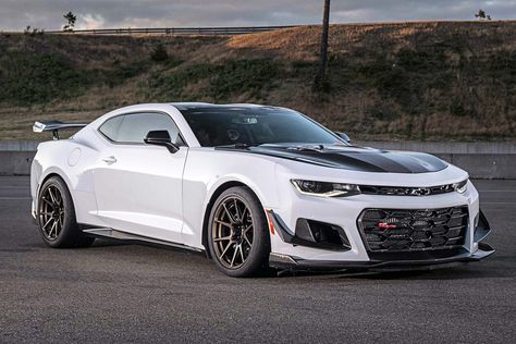 Tony Scalici’s gorgeous “Jojo” #Chevy #Camaro #ZL1 #1LE is decked out with a full suite of lightweight Anderson Composites carbon fiber aero components, is powered by a 850HP JDP Motorsports-built, Lingenfelter-equipped LT4, and rides on BMR Suspension, Essex-AP Racing brakes, and 18×11/18×12 #Forgeline one piece forged #monoblock #GS1R wheels finished in Satin Bronze! See more at: https://forgeline.com/customer-gallery/tony-scalici  Photo by Will Rogers, courtesy of #HotRodMagazine. 2018 Camaro Zl1, Camaro Zl1 1le, Chevy Camaro Zl1, Chevrolet Camaro Zl1, Mc Laren, Camaro Zl1, Acura Nsx, Camaro Ss, Koenigsegg