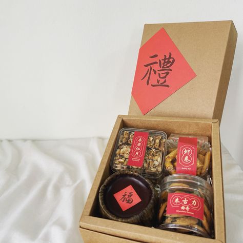 禮 Gifting (Lǐ) *RM88* -Chocolate chip almond -Shrimp roll -Mixed seeds florentine -Nian gao Cny Hampers, Shrimp Roll, Cny Cookies, Nian Gao, Cookies Packaging, Shrimp Rolls, Chinese New Year Gifts, Bakery Packaging, Jar Ideas