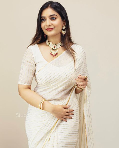 Virupa -The Saree Store (@studiovirupa) • Instagram photos and videos Saree Blouse Model, Onam Saree Blouse, White Georgette Saree, Onam Outfits, Onam Saree, Kasavu Saree, Dark Beauty Photography, Set Saree, White Saree