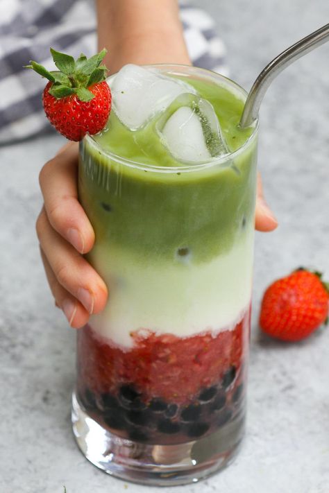 Easy Strawberry Matcha Latte {Boba Guys Copycat Recipe} Strawberry Matcha Boba Tea, Strawberry Matcha Bubble Tea, Berry Matcha Latte, Bubble Tea Strawberry, How To Make Boba, Strawberry Matcha Latte, Copycat Drink Recipes, Matcha Bubble Tea, Asian Drinks