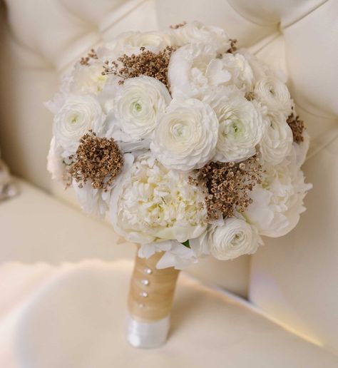 15 Bouquet Ideas Perfect for Winter Weddings Gold Wedding Flowers, New Years Wedding, Bridal Bouquet Pink, Nye Wedding, New Years Eve Weddings, White Bridal Bouquet, Prom Flowers, White Wedding Bouquets, Wedding Inside