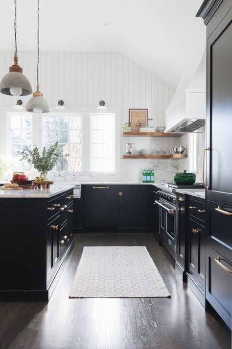 When I think of Joanna Gaines’ decorating style, I’m always reminded of a black and white palette. She tends to use the combination more so than other designers, in a farmhouse kind of way. Today’s black and white modern farmhouse kitchen pairs with rich wood for a warm and inviting look. Kitchen Cabinet Trends, Black Paint Color, Cottage Renovation, Black Kitchen Cabinets, Life Kitchen, Smitten Kitchen, New Kitchen Cabinets, Interior Modern, Black Kitchen