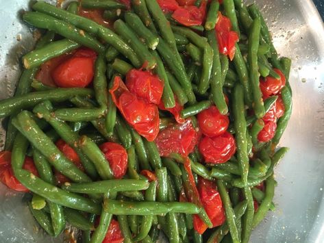 Fresh Green Beans with Cherry Tomatoes - Try this on the Side! - Julia's Child Christmas Green Beans, Holiday Green Beans, Pan Green Beans, Air Fried Green Beans, Balsamic Green Beans, Cherry Tomato Recipes, String Beans, Sauteed Green Beans, Cooking Green Beans