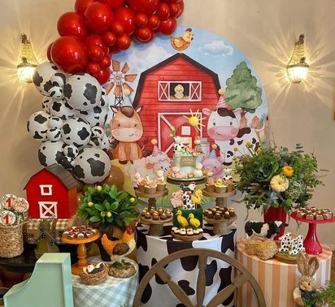 Barnyard Baby Shower Ideas, Animals Baby Shower Ideas, Farm Baby Shower Theme, Kylie Baby Shower, Baby Shower For Girl, Animal Baby Shower Cake, Barnyard Theme, Farm Animal Cakes, Baby Shower Balloon Arch