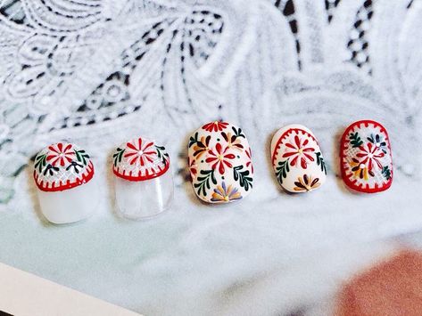 Mexican Christmas Nails, Ceramic Nails Design, Moroccan Nails, Septiembre Nails, Ceramic Nails, Aztec Nail Art, Bohemian Nails, Aztec Nails, Special Nails