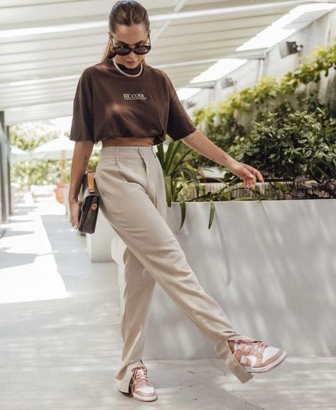 Nude Cargo Pants Outfit, Nude Pants Outfit, Ny Outfits, Simple Casual Outfits, Cargo Pants Outfit, Pants Outfit Casual, Quiet Luxury, Todays Outfit, Outfits Casuales