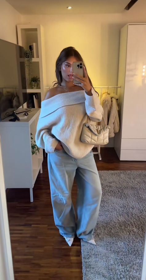 Comfy Fall Outfit Aesthetic, Brunch Outfit For Winter, Cream Flared Jeans Outfit, Winter Fashion Comfy, Birthday Fits Winter Classy, Fall Day Date Outfit Casual, Spain Aesthetics Outfit Winter, Gray Sweater Outfit Women, Winter Fit Streetwear