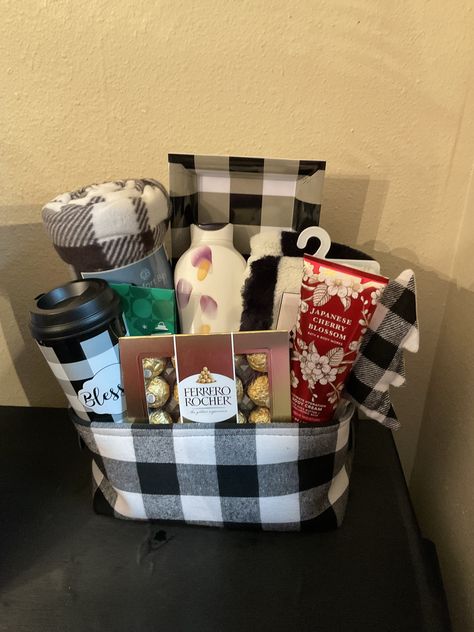 Baskets For Christmas Gifts, Secret Santa Gift Basket Ideas For Women, Christmas Basket For Sister, Gift Basket Ideas For Women Christmas, Burr Basket Ideas Christmas, Cute Christmas Baskets, Christmas Gift Basket Ideas For Women, Cheap Burr Basket Ideas, Jingle Baskets