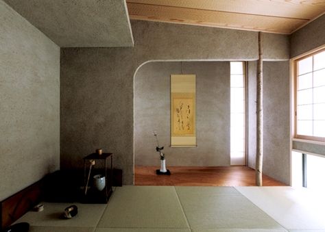 One of the exmaples of the Modern Tokonoma with tea ceremony utensils Tiny Japanese House, Japanese Living Room Design, Japanese Style Interior Design, Japanese Style Interior, Tea Room Decor, Japanese Living Room, Modern Japanese Style, Japan Interior, Tatami Room