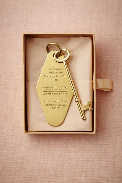 Millenial Pink Vip Event Invitation, Private Invitation Design, Private Event Invitation, Invitation Packaging Ideas, Hotel Key Design, Keychain Packaging Design, Vip Event Ideas, Key Box Ideas, Invite Packaging