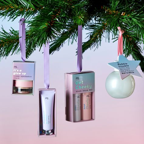 Looking for beauty stocking fillers? Check out our selection of Beauty gifts in store now Skin Care Christmas Gift, Holiday Skincare Gift Set, Holiday Gift Set Packaging, Skincare Christmas Gift, Holiday Beauty Packaging, Makeup Christmas Gifts, Holiday Packaging Ideas, Holiday Skincare, Beauty Pouch