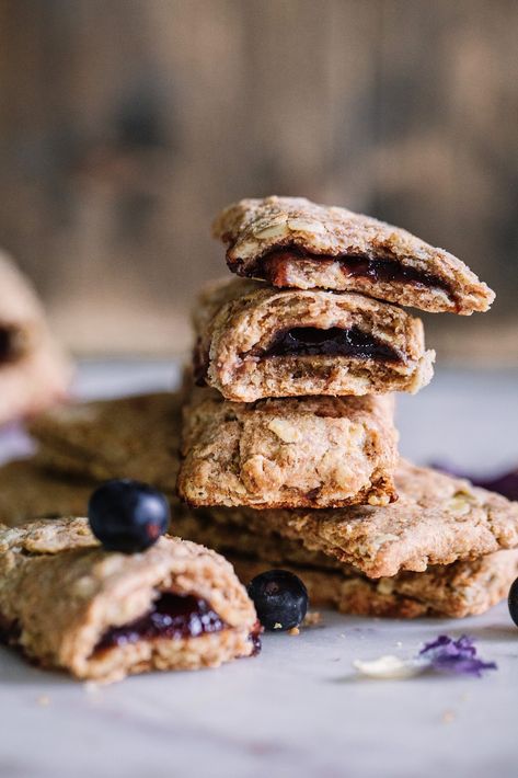 These Homemade Berry Nutri Grain Bars are easy and so wholesome. Whole wheat flour and whole grain oats combine to create a hearty breakfast bar that is perfect when stuffed with sweet berry jam. Your breakfast just leveled up. #nutrigrain #homemade #breakfastbar Nutrigrain Bar Recipe, Nutri Grain Bars, Sweet Brunch Recipes, Healthy Sugar Cookies, Homemade Bars, Sweet Brunch, Chocolate Sugar Cookies, Berry Jam, Wheat Berries