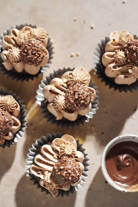 Ferror Rocher Cupcakes, Chocolate Cupcakes Frosting Ideas, Chocolate Cupcake Toppings, Decorate Chocolate Cupcakes, Ferrero Rocher Cupcakes Recipe, Fancy Chocolate Cupcakes Decorating, Decorating Chocolate Cupcakes, Ferraro Rocher Cupcakes, Pretty Chocolate Cupcakes