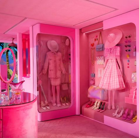 Dreamhouse Barbie, Barbie Room, Barbie Halloween, Richard Neutra, Slim Aarons, Model Outfit, How To Dress A Bed, Elsa Schiaparelli, Anna Karenina