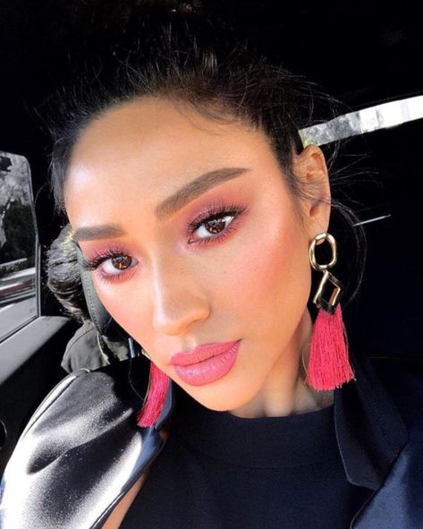 Pretty Summer Makeup Looks To Steal From Celebs | Fashionisers© Pink Lipstick Makeup, Rosa Make-up, Seductive Makeup, Spring Makeup Trends, Pink Eye Makeup, Summer Makeup Looks, Smink Inspiration, Basic Makeup, Makeup Guide