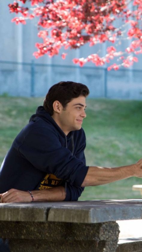 Peter Kavinsky, Jean Peters, Noah Centineo, Netflix Movies To Watch, Movies For Boys, Lara Jean, Movie Couples, Netflix Movies, Anime Best Friends