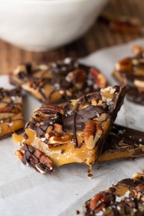 Pecan Bark Recipe, Homemade Chocolate Bark, Candy Bark Recipes, Homemade Turtles, White Chocolate Bark, Chocolate Bark Recipe, Quick Easy Desserts, Salted Caramel Chocolate, Bark Recipe