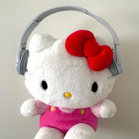 Hello Kitty Wearing Headphones, Hello Kitty With Headphones, Kitty With Headphones, Kitty Headphones, Hello Kitty Headphones, Wearing Headphones, Wearing Headphone, Messy Room, Aesthetic Icon