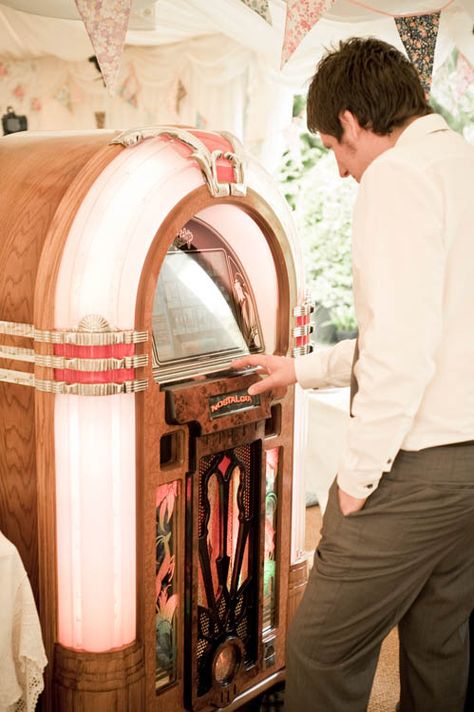 jukebox at wedding.... but only if its the old one from the Franklin.... Country Garden Ideas, Vibe Of The Day, Vintage Veil, Meadow Wedding, 50s Wedding, Rockabilly Wedding, 1950's Dress, 1950s Wedding, Vintage Veils