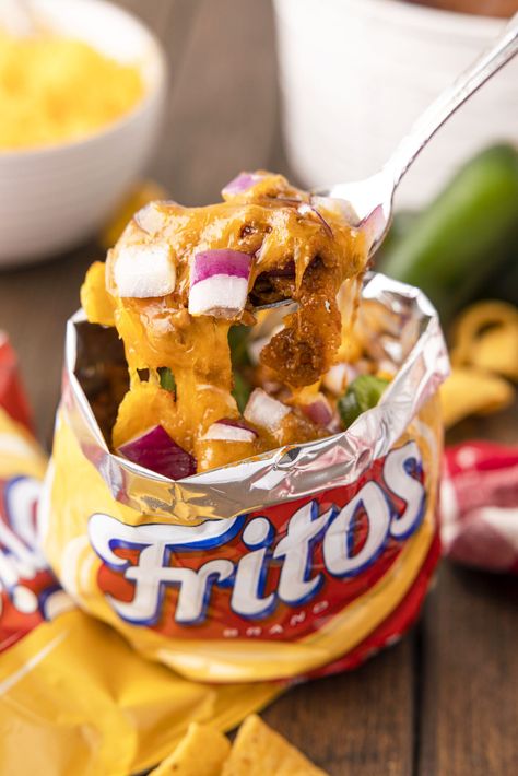 No Plate Needed When You Make Walking Frito Pie Walking Frito Pie, Flower Charcuterie Board, Flower Charcuterie, Dirt Cups Dessert, Peach Desserts Easy, Frito Chili, Frito Chili Pie, Chili Pie, Cool Whip Desserts