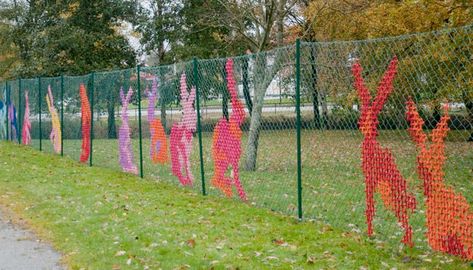 TEXT-MODE — Embroided fences by Tina Frausin, via Margaret... Fence Weaving, Fence Art, Mobile Art, School Garden, Fence Decor, Chain Link Fence, Collaborative Art, Garden Care, Community Gardening