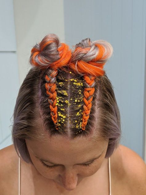 Neon fluro bright orange top braids with gold glitterMusic festival hair ideas half up half down Neon Braids Festival, Neon Hair Braids, Neon Jungle Party Outfit, Festival Hair Braids, 80s Festival, Festival Braid, Rave Braids, Music Festival Hair, Festival Braids