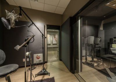 Recording Room Kpop, Sing Studio Aesthetic, Studio Singing Room, Hybe Recording Studio, Kq Entertainment Studio, Singing Studio Aesthetic, Bloxburg Recording Studio, Vocal Studio Room, Singing Studio Room