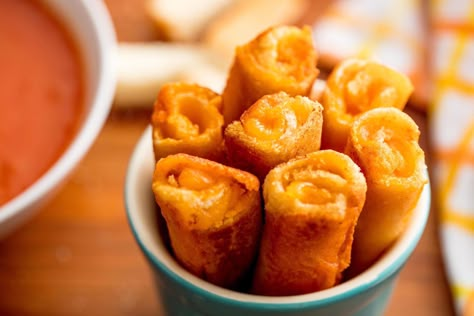 Grilled Cheese Soup Dippers  - Delish.com Soup Dippers, Cheese Burger Soup, Burger Soup, Cheese Dippers, Arabisk Mad, Cheese Burger, Tomato Soup Recipes, Cheese Soup, Dinner Idea