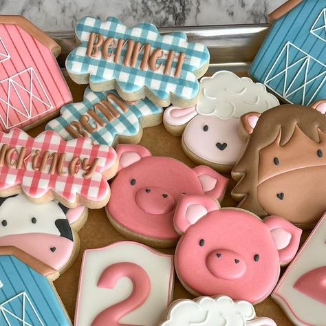 Breanna Deeds on Instagram: "The sweetest little farm set 🐷🐮

#customcookies #decoratedcookies #cookiesofinstagram #cookieart #edibleart #farmcookies #farmbirthdaycookies #animalcookies" Animal Birthday Cookies, Birthday Sugar Cookies, Farm Cookies, Custom Sugar Cookies, Animal Theme Birthday, Farm Animals Theme, Cookies Theme, Farm Fun, Farm Animal Birthday