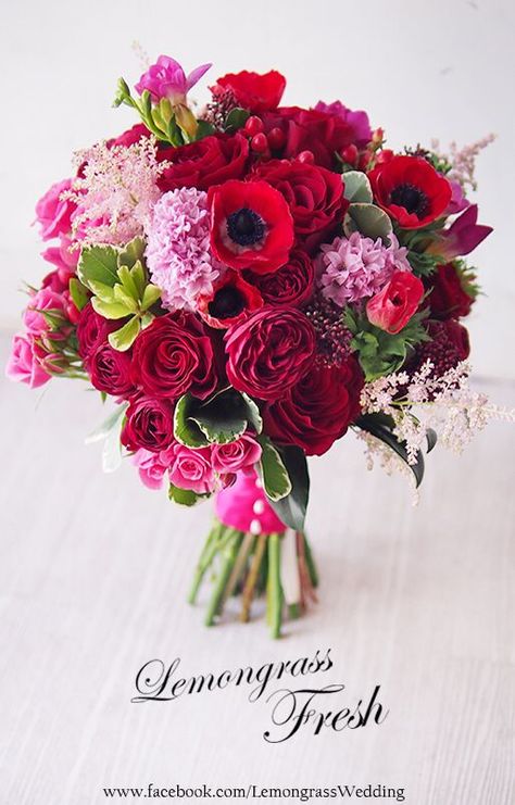 Bunch Of Flowers Bouquets, Anemone Bouquet, Summer Wedding Bouquets, Red Bouquet, Romantic Bouquet, Bride Magazine, Beautiful Bouquet Of Flowers, Beautiful Flower Arrangements, Bridal Flowers