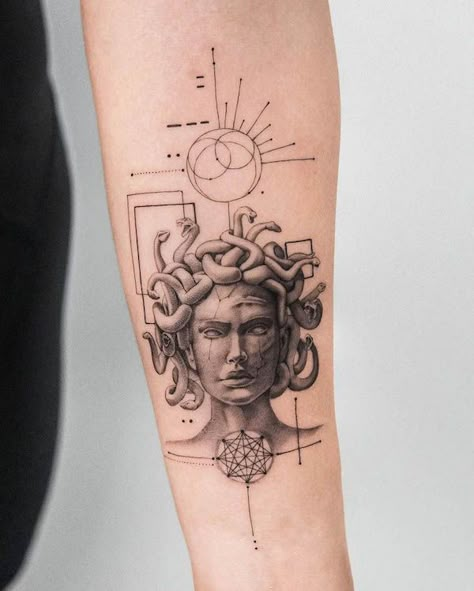 42 Fearsome and Awesome Medusa Tattoos With Meaning Geometric Tattoo Leg, Geometric Tattoo Sleeve Designs, Medusa Tattoo Design, Geometric Sleeve Tattoo, Greek Mythology Tattoos, Tattoos Geometric, Mythology Tattoos, Medusa Tattoo, Greek Tattoos