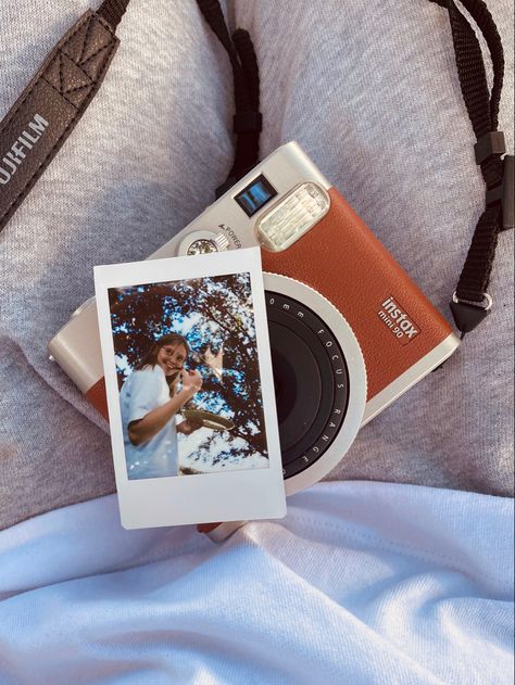 Aesthetic Instax Photos, Instax Mini Camera Aesthetic, Vintage Polaroid Camera Aesthetic, Polaroid Camera Ideas, Brown Polaroid Camera, Polaroid Instax Mini, Old Polaroid Camera Aesthetic, Polaroid Land Camera, Retro Polaroid Camera