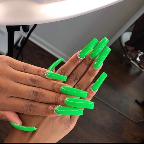 Fire Nails Acrylic, Coffin Green Nails, Neon Green Nails, Green Acrylic Nails, Long Acrylic Nail Designs, Claw Nails, Exotic Nails, Nails Only, Long Square Acrylic Nails