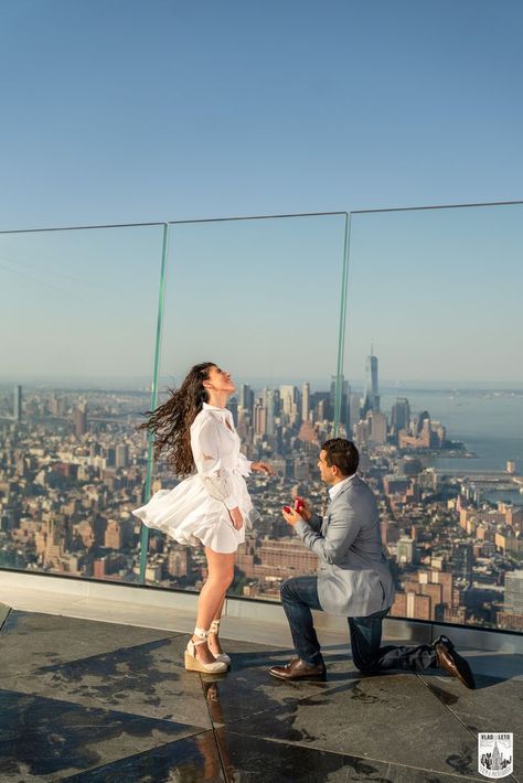 marriage proposal on the highest observation deck in the Western Hemisphere Proposal Ideas Simple, New York Proposal, Nyc Proposal, Cute Proposal Ideas, Engagement Photos Nyc, Proposal Photoshoot, Best Proposals, Urban Engagement, Surprise Engagement