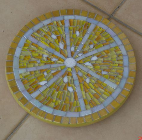 Easy Mosaic, Mosaic Art Diy, Mosaic Stepping Stones, Mosaic Garden Art, Lazy Susans, Mosaic Art Projects, Mosaic Tile Art, Mosaic Madness, Glass Mosaic Art