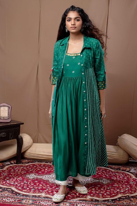 Bandhani Jacket, Pearl Cape, Angrakha Anarkali, Kurti With Jacket, Basic Dress Pattern, New Kurti Designs, Velvet Dress Designs, Jacket Collar, Designer Kurti Patterns