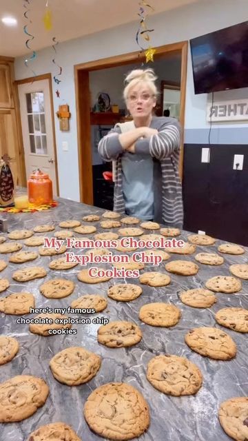 Just The Bells 10, Famous Chocolate, Chip Cookie Recipe, Easy Baking Recipes Desserts, Fun Baking Recipes, Easy Baking Recipes, Yummy Sweets, Cooking Recipes Desserts, How Sweet Eats