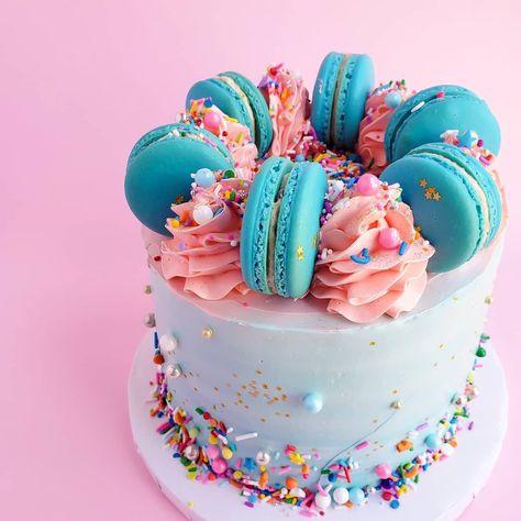 Cake Decor With Macarons, Macaroon Birthday Cake Ideas, Macaron On Cake, Maccarone Cake, Macroon Cake Ideas, Macaron Decorated Cake, Birthday Cake With Macarons On Top, Macaroon Cake Decoration, Macaroons Cake Decoration