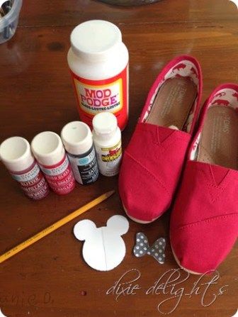 photo 3 (6) Shoes Tutorial, Disney Cute, Shoes Disney, Disney Toms, Toms Shoes Outlet, Shoes Diy, Disney Shoes, Disney Diy, Disney Crafts