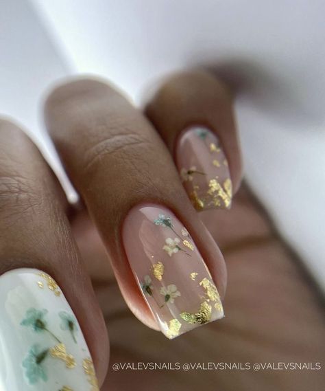 Trendy Christmas Foil Nail Designs Ideas 2023 Single Flower Nail Art, Almond Foil Nails, Spring Nails With Dried Flowers, Gold And Flower Nails, Nail Art With Gold Foil, Floral Foil Nails, Dry Flower Nail Designs, Gold Flower Nail Designs, Dryflower Nails