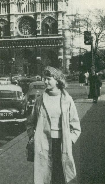 Sylvia Plath in Paris, 1956 (Gordon Lameyer) The poems, not "The Bell Jar", yowza. Silvia Plath, Women Writers, Story Writer, Writers And Poets, American Poets, The Bell Jar, Sylvia Plath, Book Writer, Favorite Authors