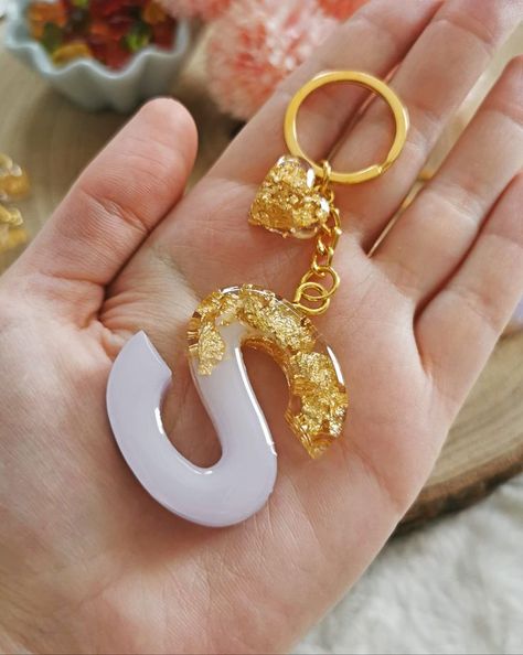 Diy Resin Gifts, Diy Resin Keychain, Alphabet Keychain, Keychain Resin, Letter Keychain, Resin Crafts Tutorial, Pop Sockets, Name Keychain, Resin Jewelry Diy