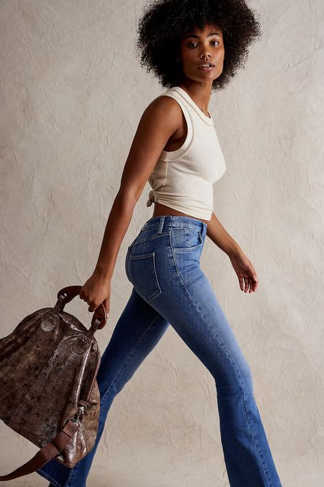 Fall Denim Trends: 20 Free People Looks to Inspire your Fits Fall Denim Trends, Flare Jeans Outfit, Coach Fashion, Jeans Outfit Fall, Flattering Jeans, Comfy Jeans, Trendy Jeans, Flare Denim Jeans, Sporty Sneakers