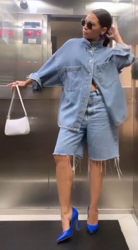 All Denim Outfits For Women Summer, All Demin Outfits, Denim Long Shorts Outfit, Denim On Denim Outfit Spring, Denim Bermuda Shorts Outfit Street Style, Denim On Denim Outfit Summer, Long Denim Shorts Outfit, Summer 2023 Street Style, Chic Denim Outfits