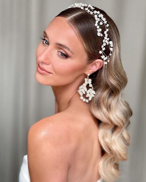 Hair For Brides, Cute Wedding Hairstyles, Hollywood Curls, Bridal Hair Down, Best Bridal Makeup, Bridal Gallery, Online Academy, Hollywood Waves, Long Hair Wedding Styles