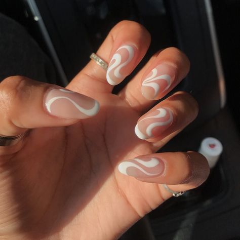 Tan Nails With White Lines, White And Gold Swirl Nails, Red And White Squiggle Nails, White Graphic Nails, Swivel Nail Design, White Squiggly Line Nails, Short White Swirl Nails, Short Nail White Designs, Rose Gold Swirl Nails