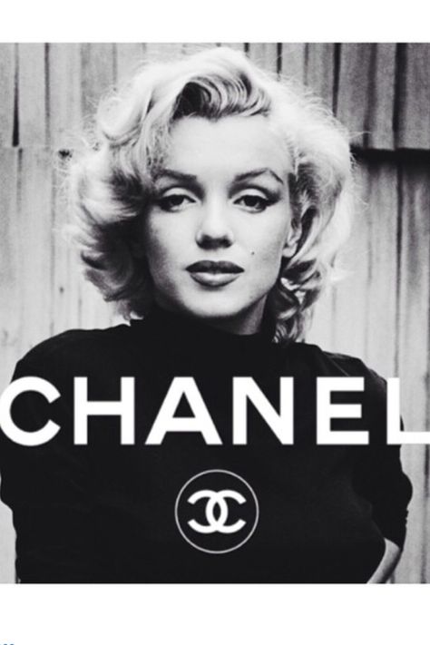 Marilyn Monroe X Chanel Marlyne Monro Posters, Marilyn Monroe Computer Wallpaper, Marilyn Monroe Aesthetic Wallpaper Black And White, Marilyn Monroe Wallpaper Art, Vogue Marilyn Monroe, Marilyn Monroe Chanel, Marilyn Monroe Black And White, Marilyn Monroe Decor, Marilyn Monroe Wallpaper