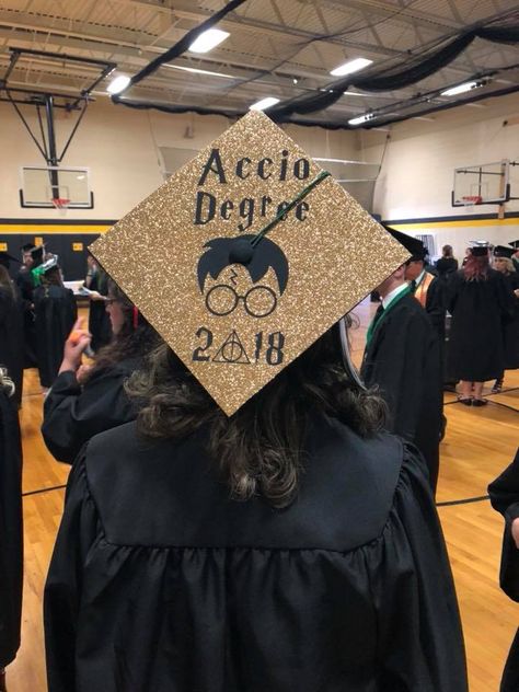 Dobby Is Free Graduation Cap, Cap Decoration Graduation Harry Potter, Httyd Graduation Cap, Graduation Cap Designs Acting, Harry Potter Graduation Cap, Graduation Themes, Dobby Harry, Disney College Program Graduation Cap, Disney Graduation Cap