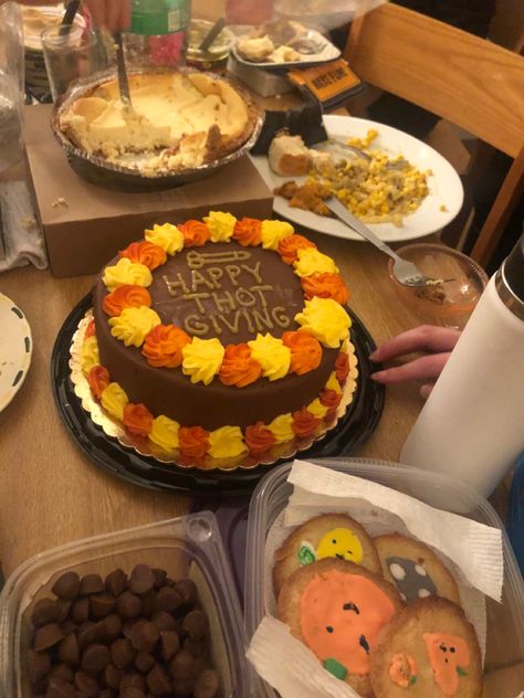 friendsgiving, thanksgiving, aesthetic, college, cake, decorations, fun, photos, food, dessert, ideas, pie Friendsgiving Cake, College Cake, Thanksgiving Aesthetic, Friendsgiving Food, Aesthetic College, Thanksgiving Cakes, Friendsgiving Party, Fun Photos, Thanksgiving Parties